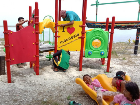 Pantai Sunrise Pulau Pramuka Dilengkapi Children Play Ground
