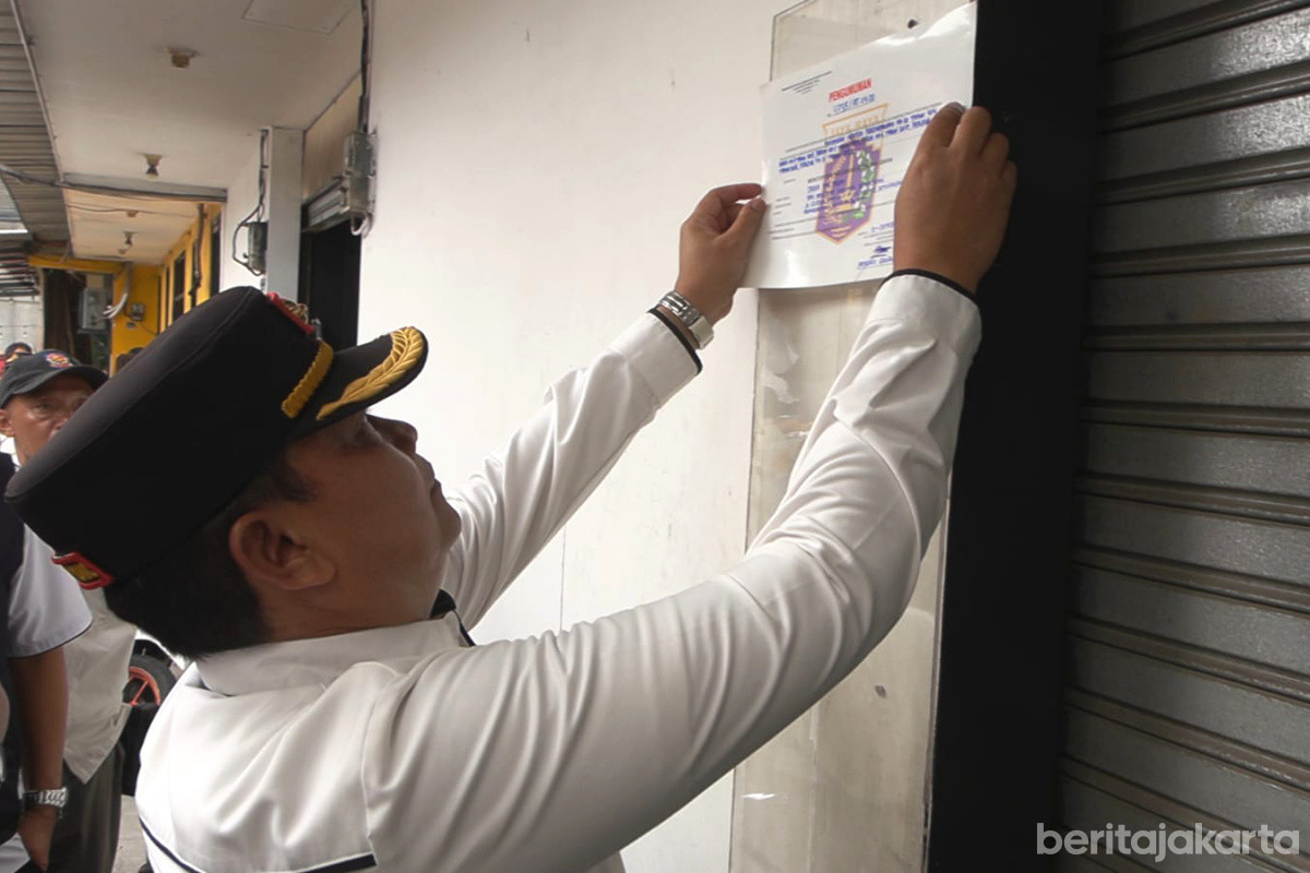 Satpol PP DKI Jakarta melakukan penyegelan