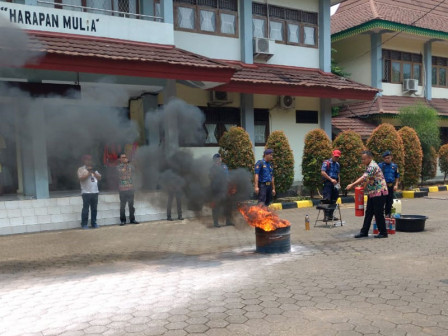 Warga Binaan Panti Sosial Bina Karya Wanita Dilatih Tangani Kebakaran