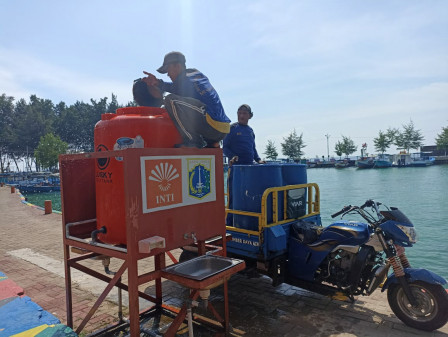 Petugas SDA Lakukan Pengisian Toren Cuci Tangan di Pulau Pramuka 