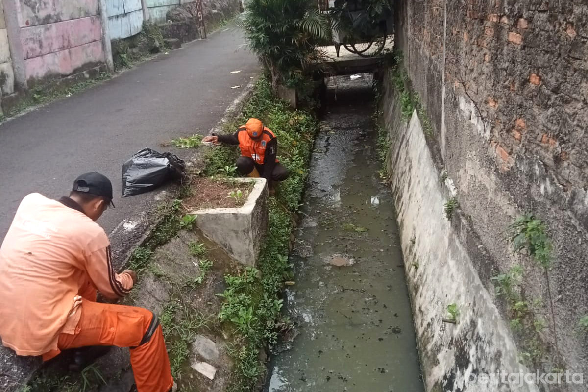 PPSU Bersihkan Saluran Air J Bunga Dalam Palmeriam 