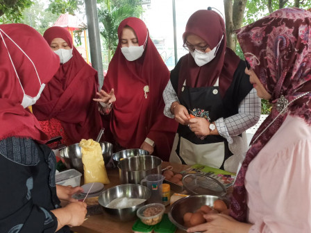 50 UKM Ikuti Pelatihan Membuat Kue di RPTRA Asoka