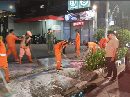 Sepanjang Satu Kilometer Trotoar di Jalan Karang Anyar Raya Telah Dibersihak 