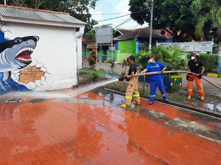 Petugas Gulkarmat Bersihkan Luapan Lumpur IPAL Pulau Untung Jawa 