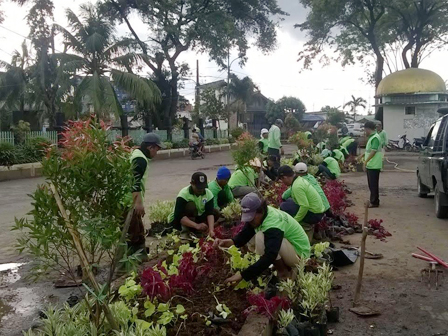 Ratusan Pohon Ditanam di TPU Budi Dharma