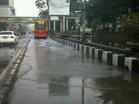 Luapan Kali Ciliwung Genangi Jl Gajah Mada