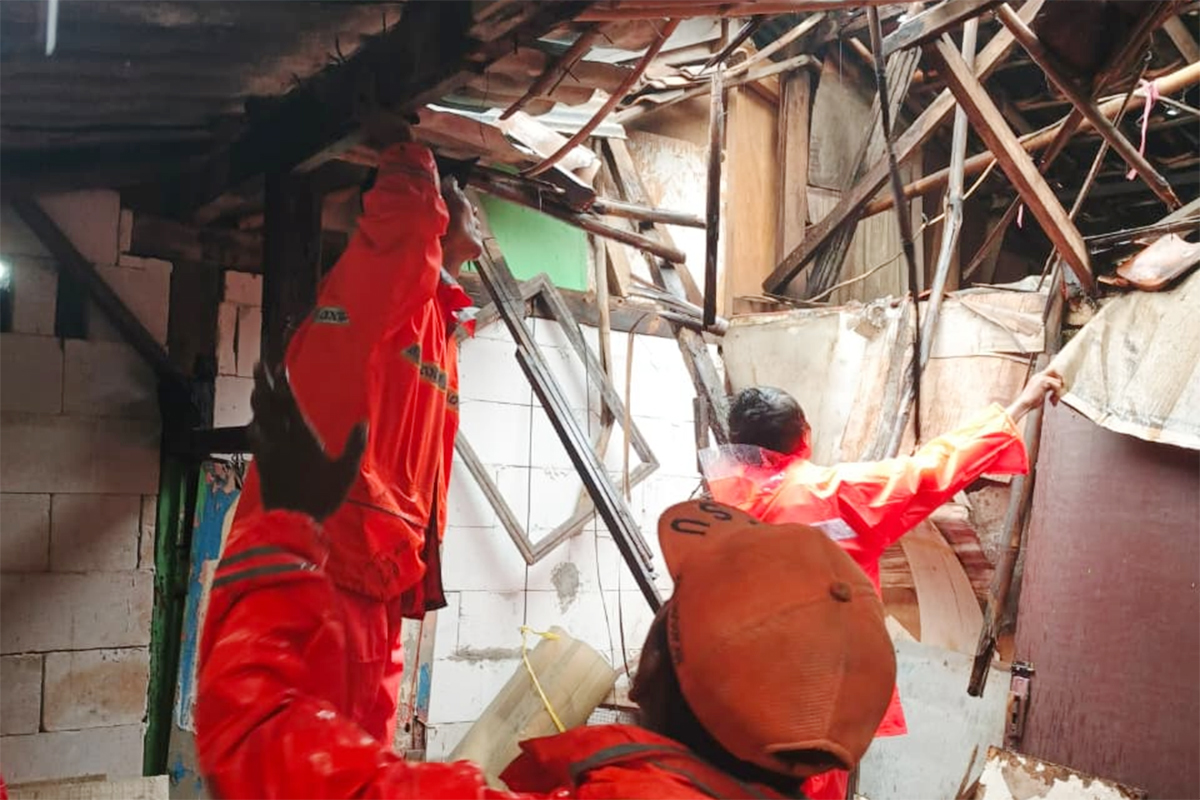 PPSU bantu evakuasi puing atap rumah ambruk di Susukan