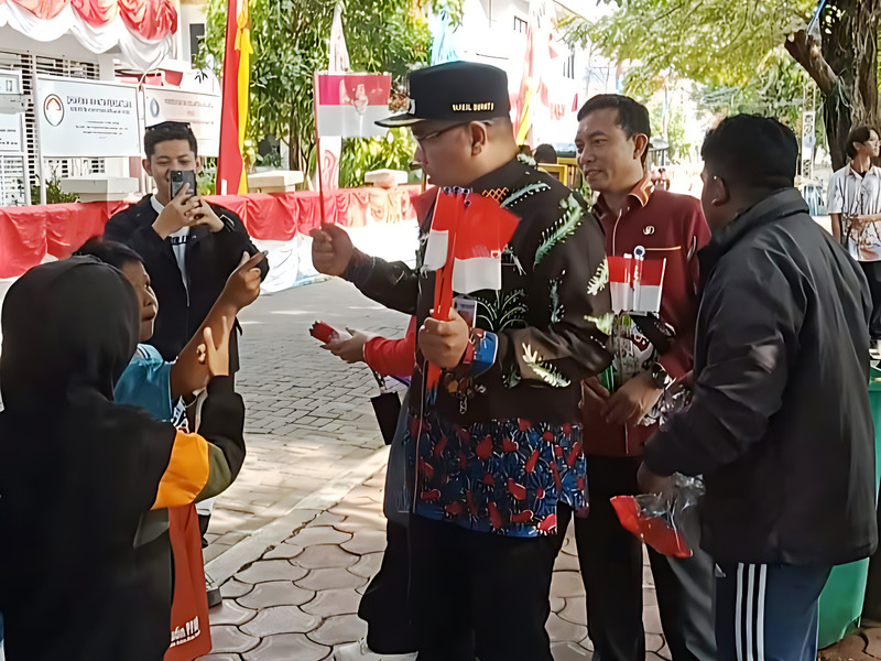 Wakil Bupati Bagikan Bendera Merah Putih Sambut HUT RI
