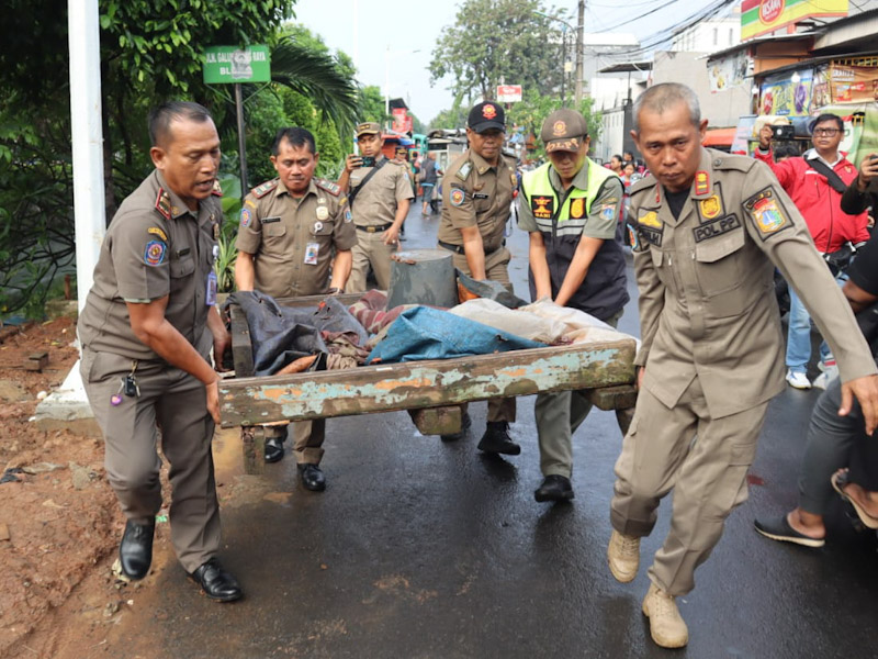Satpol PP Jakbar Tertibkan PKL Liar di Area RSUD Cengkareng 
