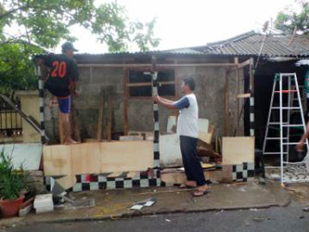 Terkena Proyek Tol Becakayu, Warga Cipinang Melayu Bongkar Sendiri Bangunannya