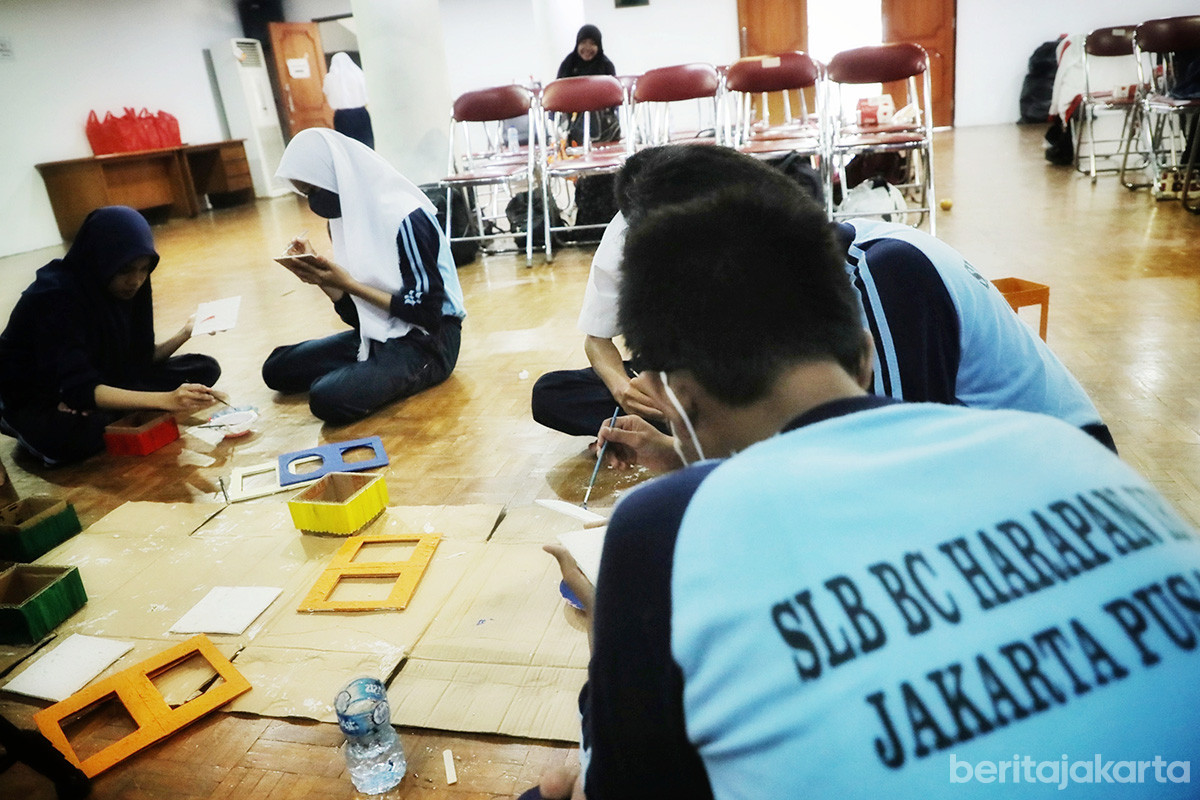 Sejumlah murid SLB membuat kerajinan tangan