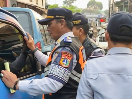 Sudinhub Jaksel Tindak Angkutan Umum Parkir Liar di Jalan Raya Jagakarsa 