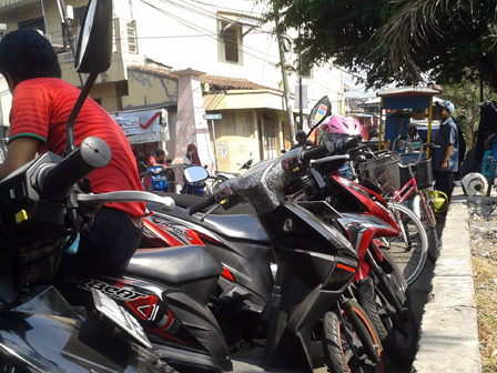 Parkir Liar Marak di Jalan Swasembada Raya