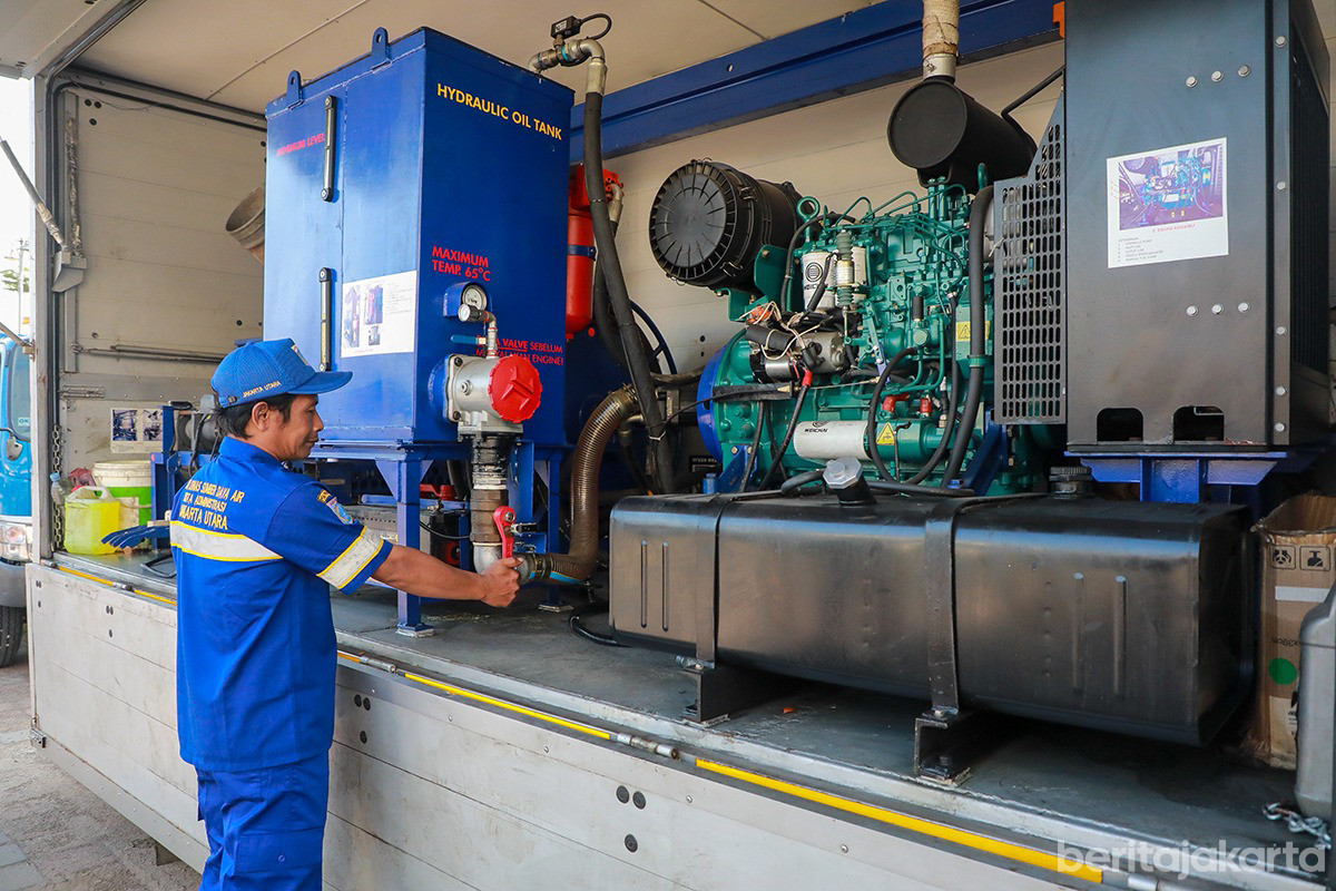 Petugas melakukan pemeriksaan pompa mobile untuk penanganan banjir