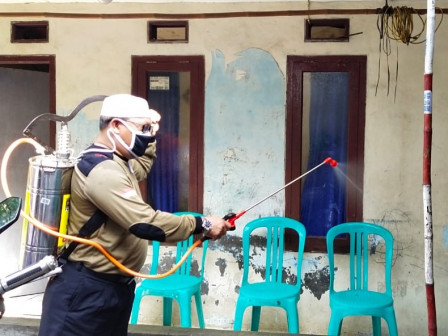 Anggota Komisi E Ini Pimpin Penyemprotan Disinfektan Dipemukiman