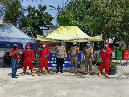  Area Dermaga Utama Pulau Pari Disemprot Cairan Disinfektan 