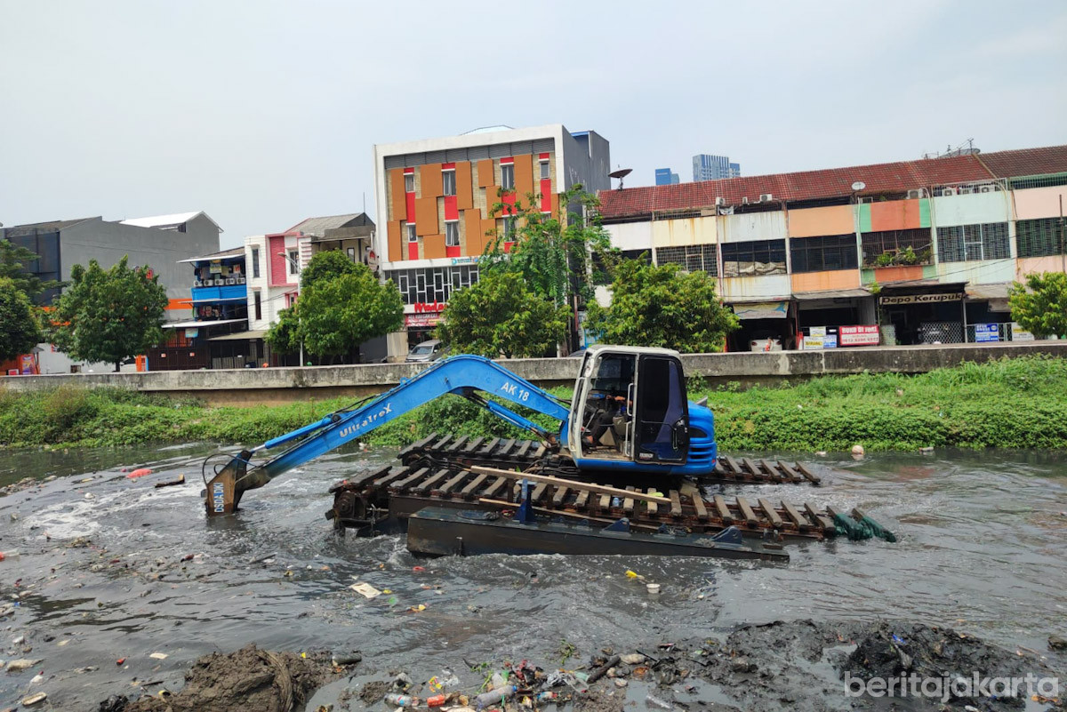 Progres Pengerukan Kali Sekretaris