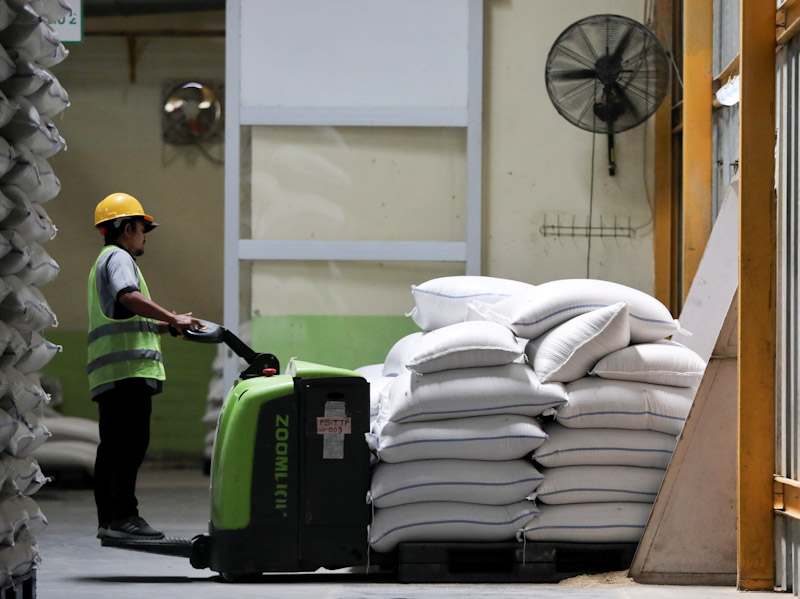 Food Station Salurkan Satu Ton Beras untuk Penyintas Banjir di Jakarta 