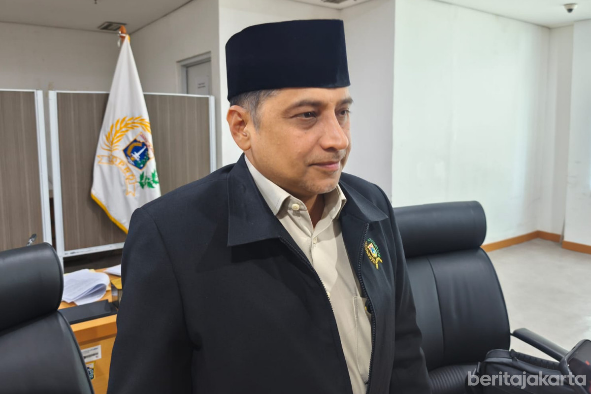 Ketua Bapemperda DPRD DKI Jakarta, Abdul Aziz memberikan keterangan pers