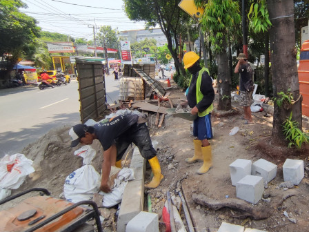 Perbaikan Trotoar Depan Kecamatan Kebayoran Lama Rampung November