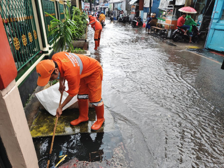 PPSU Tangani Genangan Di Jalan STM Walang Tugu Selatan