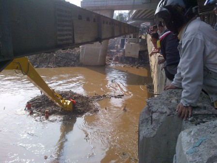  Sampah di Jembatan Kalibata Mulai Bersih