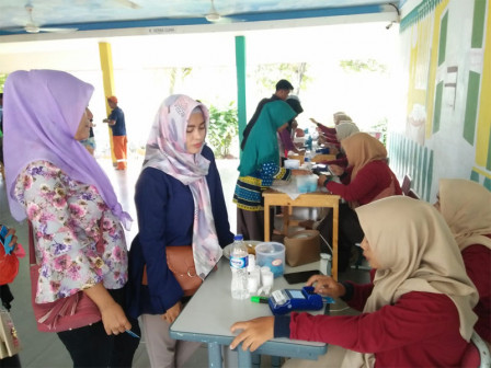  1.300 Paket Sembako Murah Dijual di RPTRA Gebang Sari 