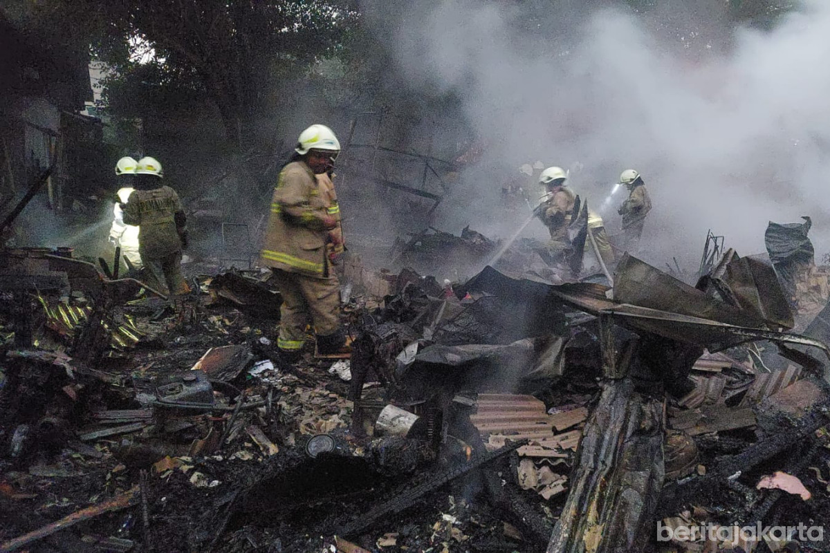Petugas memadamkan Kebakaran Rumah dan Lapak di Cengkareng Timur