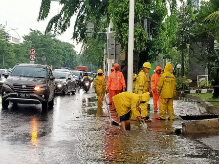  15 Personel Atasi Genangan di Jl Pintu I TMII 