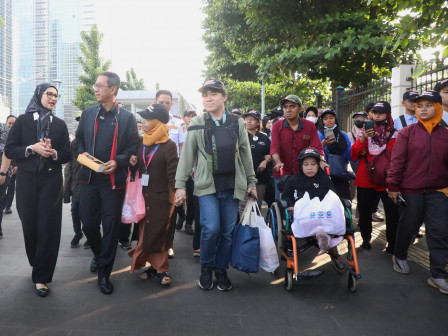 Pj Gubernur DKI Ngabuburit Bareng Komunitas Penyandang Disabilitas Naik MRT 