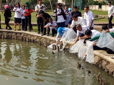 15 Ribu Bibit Ikan Ditebar di Kolam Taman Bintaro