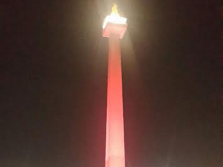 Tugu Monas Dipasangi Lampu Berwarna Orange 