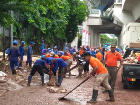  400 Petugas Gabungan Bersihkan Lumpur Sisa Banjir di Jl Kayu Putih