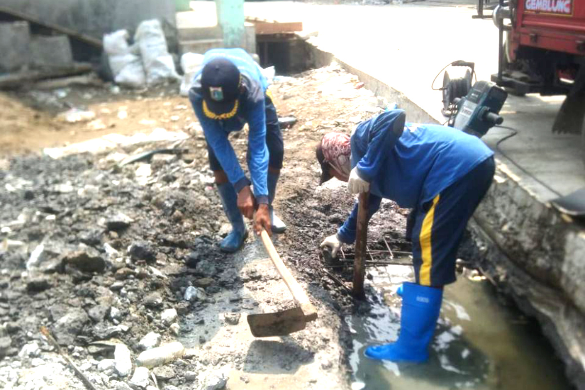 Sejumlah petugas melakukan pengerjaan Saluran Air di Jalan Dermaga