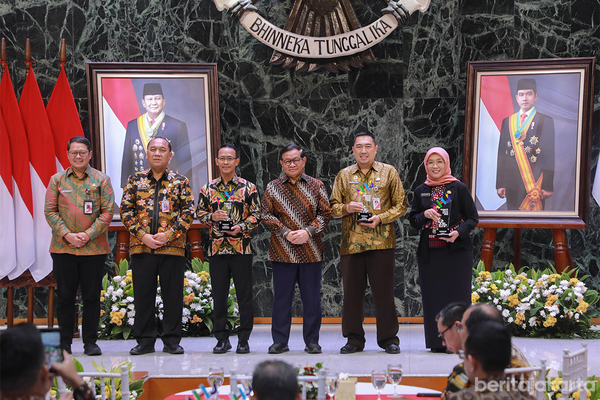Pramono Anung menyerahkan penghargaan Anugerah Humas Jakarta (AHJ) 2025