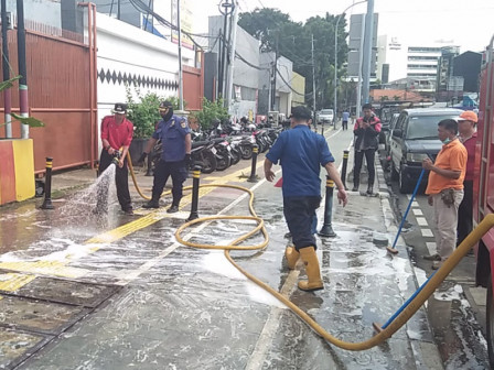 80 Petugas Gabungan Karbolisasi Kawasan Vihara di Jatinegara