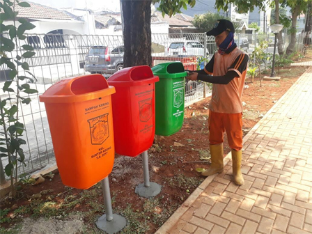 Delapan Set Tong Sampah Pilah Dipasang Pada Empat RPTRA di Sunter Agung