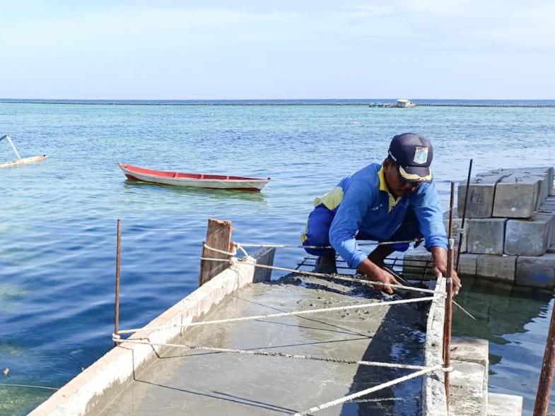 Pengecoran Tanggul Sisi Barat Pulau Tidung Ditarget Kelar Bulan Ini