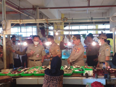 Personel Gabungan Lakukan Pengawasan Produk Pangan di Lima Pasar Tradisional