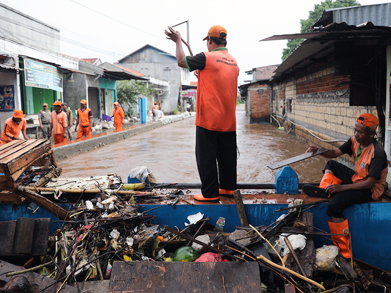 Dinas LH Terjunkan 5.000 Personel Tangani Masalah Sampah Banjir