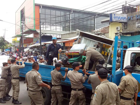 8 Lapak PKL di Tanah Abang Ditertibkan