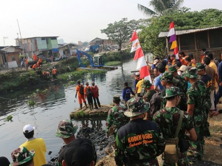 Pemkot Jakut Bersama Warga Gelar Kerja Bakti di Kali Betik