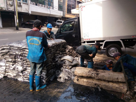 Saluran di RW 07 Pasar Baru Dikuras