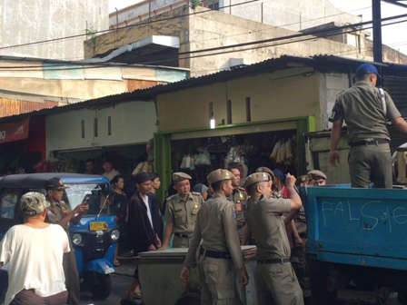 Pedagang di Sekitar Pasar Cipete Ditertibkan