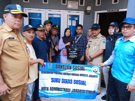 Sudinsos Jaktim Berikan Bantuan Penyintas Kebakaran Makasar