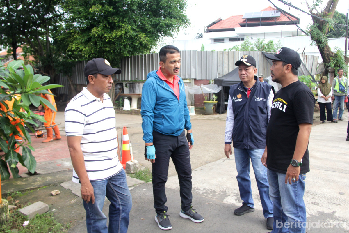 Anwar meninjau kerja bakti pascagenangan di sejumlah wilayah Jakarta Selatan