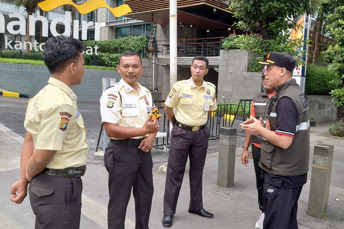Personel Satpol PP berkoordinasi dengan sejumlah sekuriti gedung
