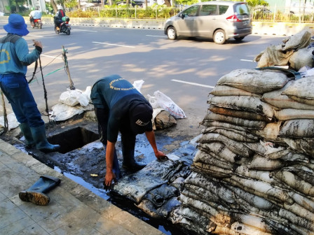        Saluran PHB di Jalan Salemba Raya Diperbaiki Petugas SDA Kecamatan Senen