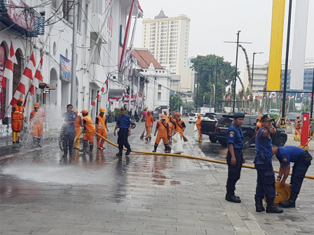 Petugas Gabungan Dikerahkan Bersihkan Kali Besar 