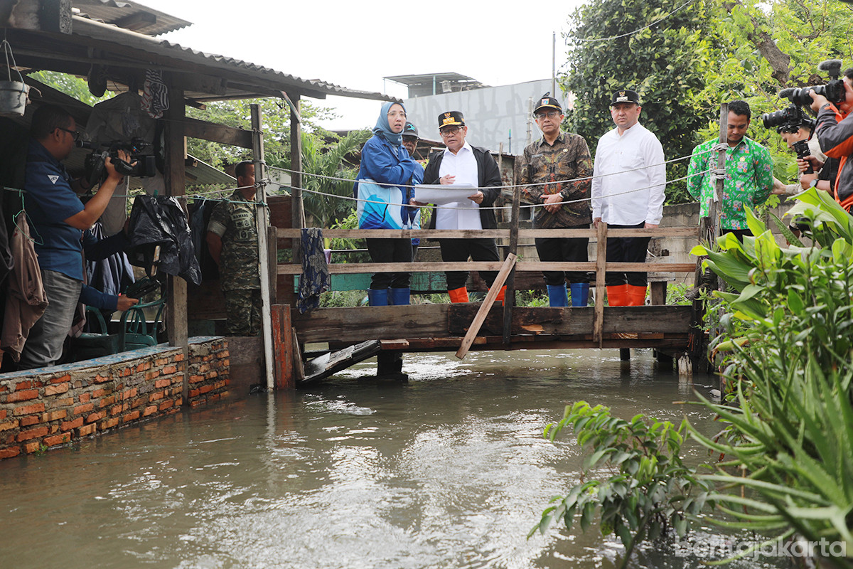 Pramono meninjau langsung Kali Cakung Lama, Semper Timur, Jakarta Utara, Jumat (23/1).
